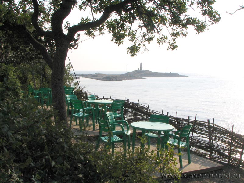 Утриш 2006. Вид на маяк из этого кафе